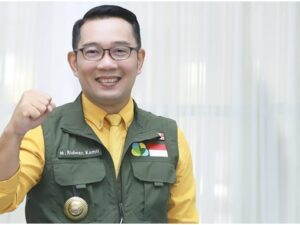 Ridwan Kamil ikut ramaikan Citayam Fashion Week dengan berjalan ala catwalk bersama deretan ojol. Buat banyak netizen gemas.