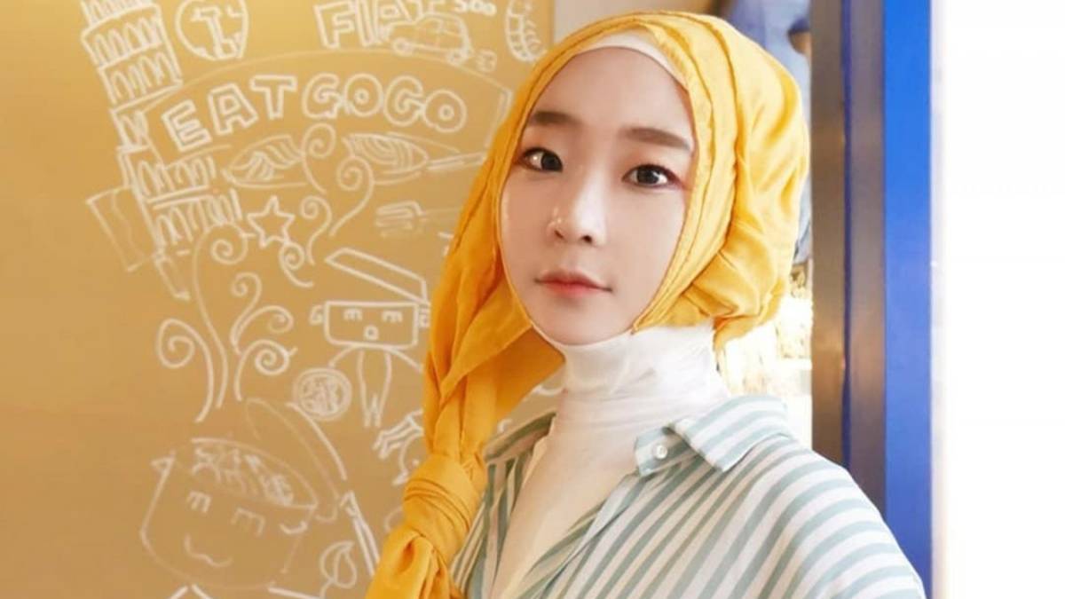 Berita artis: Penampilan artis Korea mencuri perhatian. Mereka tampil pakai hijab. Inilah potret artis Korea saat mengenakan hijab.