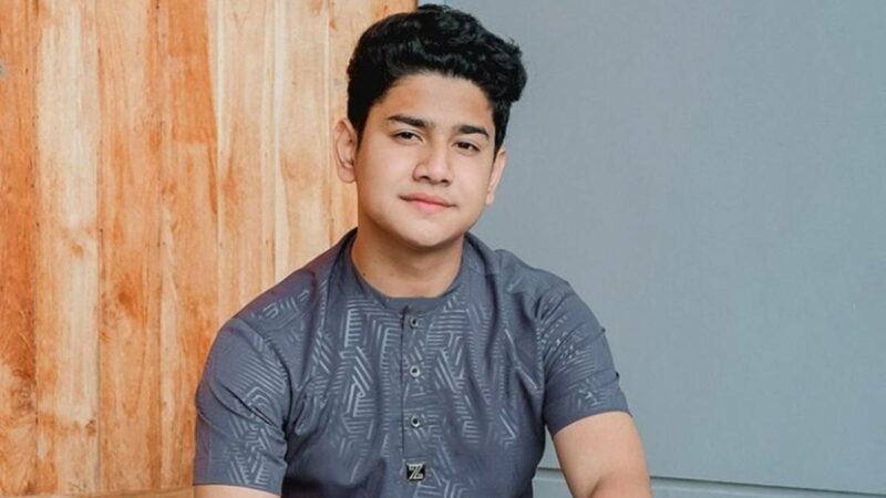 Berita Artis: Syakir Daulay barikan hadian pada sang guru, Al Habib Hasan bin Ja'far Assegaf dalam rangka ulang tahun yang ke-45.