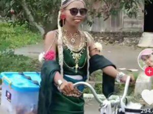 baru, dan berita pilihan hari ini: Seorang wanita tukang goreng keliling menggunakan kostum mirip nyi roro kidul viral di media sosial.