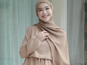 Berita artis: Ria Ricis kini tampak berperut. Netizen tampak salfok saat melihat foto dan memperhatikan perut adik Oky Setiana Dewi itu. Apakah sudah positif hamil?