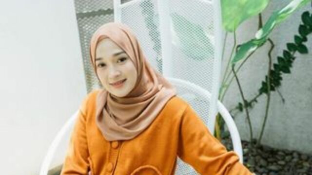 Berita artis: Berfoto bareng idola, Ririe Fairuz dijodohkan dengan Ariel Noah oleh sejumlah netizen tanah air, dinilai memiliki kemiripan wajah