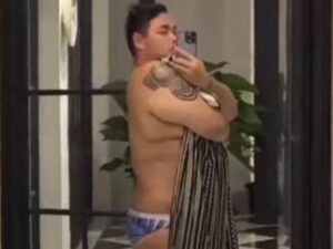 Berita artis, selebriti, dan hot gosip artis terbaru hari ini: Ivan Gunawan tunjukkan hasil dietnya hanya memakai celana dalam.