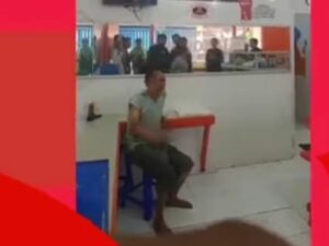 Berita terkini, terbaru, dan berita pilihan hari ini: Segerombolan warga menyerbu bos warteg yang diduga memperkosa seorang perempuan.