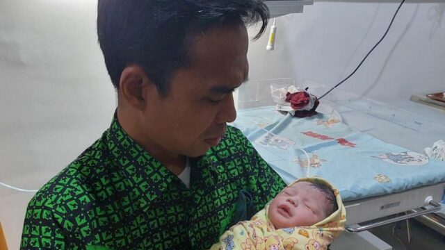 Berita terkini: Istri ustaz Abdul Somad, Fatimah Azzahra, melahirkan anak pertama mereka yang berjenis kelamin laki-laki, Kamis (17/02/2022).