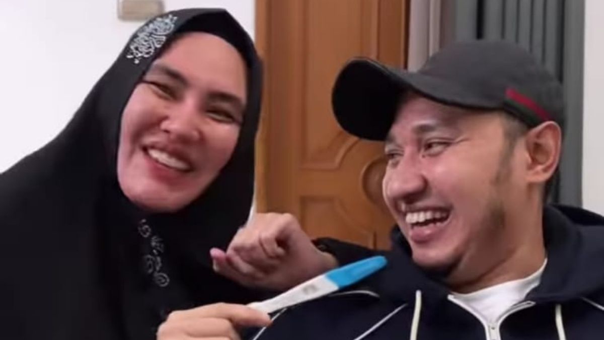 Berita artis: Kartika Putri dikabarkan positif hamil anak kedua dari Habib Usman Bin Yahya dan mengatakan enak di media sosial.