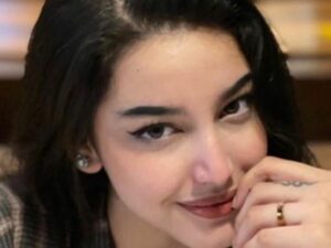 Berita artis: Unggah foto selfie, netizen malah ungkit kasus prostitusi Cassandra Angeliee yang patok tarif Rp 30 juta namun tidak ditahan.