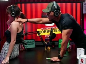 Berita Artis: Deddy Corbuzier memijit pundak seorang anak gadis kaya raya bernama Livy Renata yang masih berusia 19 tahun, netizen pun mengatakan bahwa Deddy menang banyak.