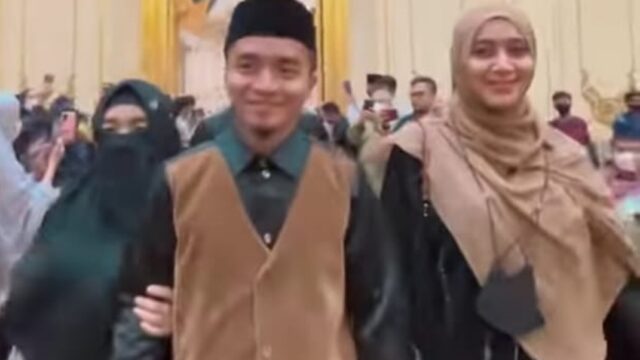 Berita artis, selebriti, dan gosip terbaru hari ini: Taqy Malik gandeng dua bidadari yang dikira netizen ia sudah beristri dua.