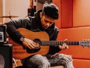 Berita Artis: Ariel NOAH menyanyikan lagu spesial permintaan dari Anya Geraldine. Sontak saja hal itu membuat rekan sesama artis dan netizen memberikan komentarnya masing-masing.