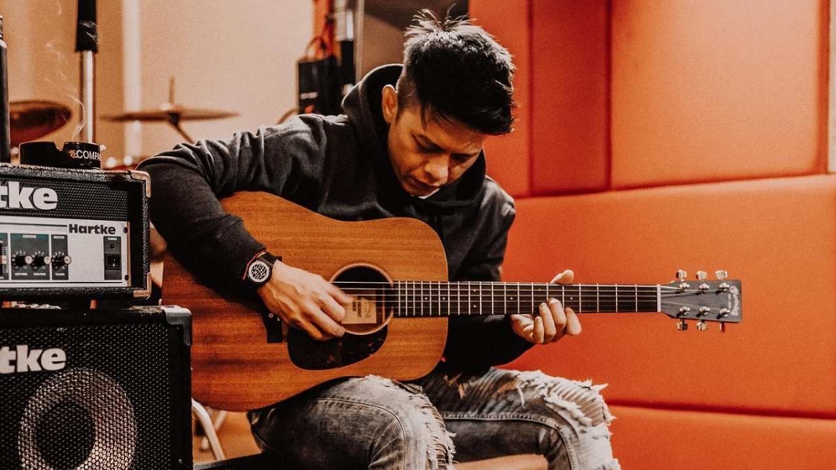 Berita Artis: Ariel NOAH menyanyikan lagu spesial permintaan dari Anya Geraldine. Sontak saja hal itu membuat rekan sesama artis dan netizen memberikan komentarnya masing-masing.