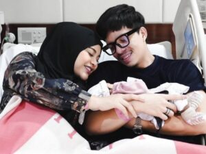 Berita artis: Pasangan Atta Halilintar dan Aurel akhirnya memperlihatkan wajah Baby A ke publik dalam sebuah acara yang digelar oleh sebuah stasiun televisi