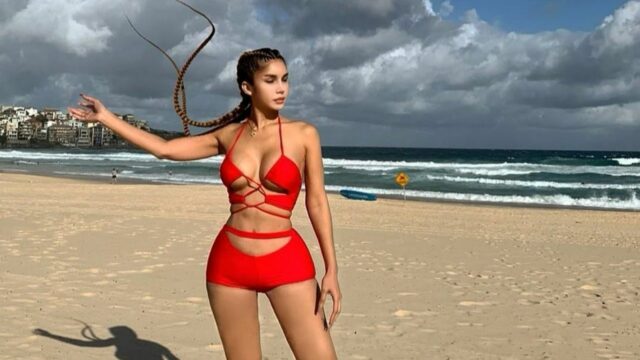 Berita artis, selebriti, dan hot gosip artis terbaru hari ini: Nur Sajat adalah seorang transgender cantik asal Malaysia yang buruan polisi