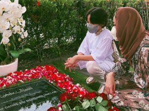 Berita artis: Rasa kehilangan BCL hingga kini sepertinya tidak akan pernah usai, meski sudah 2 tahun Ashraf Sinclair meninggal dunia namun BCL tetap memendam kesedihan yang teramat dalam