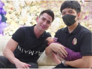 Berita artis: baru-baru ini Verrell Bramasta menjenguk baby Ameena sembari memberikan kado mewah untuk anak Atta dan Aurel tersebut.