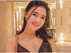 Berita artis: Wika Salim berulang tahun yang ke 30 tahun hari ini. Di usianya itu, ia terlihat awet muda dan masih bentah dengan status jomblonya.