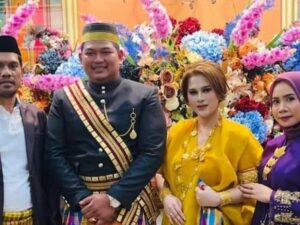Berita terkini, terbaru, dan berita pilihan hari ini: Bikin geleng kepala, pria ini berikan uang panai fantastis, rumah dan sepaket berlian.