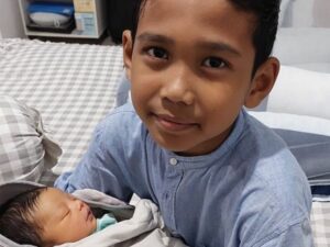 Berita Terbaru: Putra pertama ustaz Abdul Somad menggendong adiknya yang baru saja lahir, yang merupakan anak dari ibu tirinya, Fatimah Azzahra.