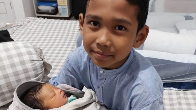 Berita Terbaru: Putra pertama ustaz Abdul Somad menggendong adiknya yang baru saja lahir, yang merupakan anak dari ibu tirinya, Fatimah Azzahra.