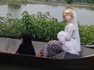 Berita terbaru, terkini dan berita pilihan hari ini: Pengantin wanita ini nekat naik perahu demi langsungkan akd nikah di KUA.
