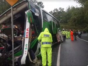 Berita terkini, terbaru, dan berita pilihan hari ini: Kecelakaan bus terjadi di Yogyakarta. Bus menabrak tebing dan 13 orang meninggal dunia
