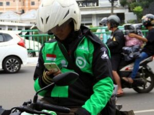 Berita Terbaru: Seorang driver Gojek mendapat kabar bahwa anaknya meninggal dunia saat bekerja mengantarkan pesana pelanggan, Senin 28 Februari 2022.