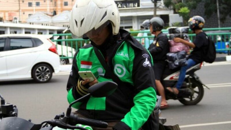 Berita Terbaru: Seorang driver Gojek mendapat kabar bahwa anaknya meninggal dunia saat bekerja mengantarkan pesana pelanggan, Senin 28 Februari 2022.