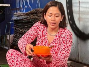 Berita artis: Selalu berupaya untuk ada bagi putrinya, Farida Nurhan dipuji netizen sebagai salah satu orang tua terbaik bagi anaknya.  