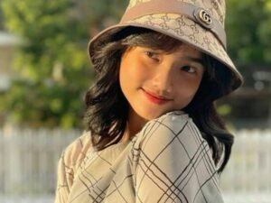 Berita artis: Fuji, adik mendiang Biby Ardiansyah ini dikenal memiliki paras yang cantik sedari kecil. Hal ini terlihat dari foto lawasnya yang beredar di medsos.