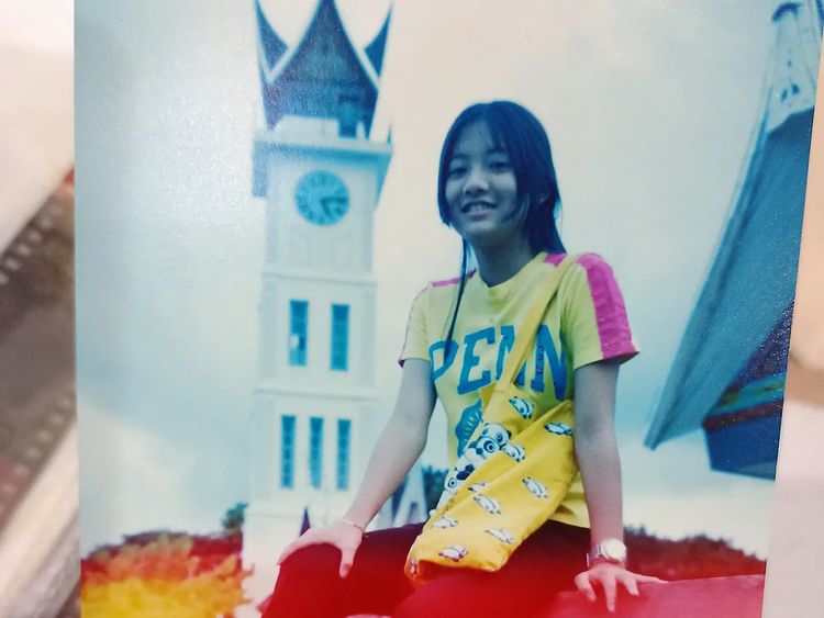 Berita artis: Leony mengenang saat dirinya berada di Padang saat proses syuting film "Jangan Panggil Aku Cina". Ia memosting beberapa foto, termasuk foto adegan menggunakan pakaian pengantin Minang lengkap dengan suntingnya.