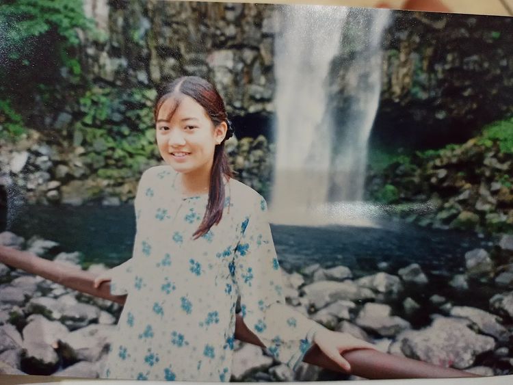 Berita artis: Leony mengenang saat dirinya berada di Padang saat proses syuting film "Jangan Panggil Aku Cina". Ia memosting beberapa foto, termasuk foto adegan menggunakan pakaian pengantin Minang lengkap dengan suntingnya.