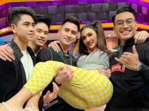 Berita artis : Lucinta Luna digendong para pria tampan, netizen sebut wajah keempat pria ini terlihat sangat tertekan.