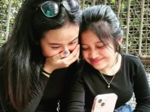 Berita artis : Puput Soedrajat pamer foto Chika dan Mayang senyum malu baca pesan ‘ayang’, disebut halu oleh netizen.