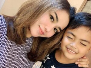 Berita artis, selebriti, dan hot gosip artis terbaru hari ini: Usai diselingkuhi suami, Medina Zein malah ajak orang untuk lepas hijab.
