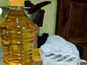 Berita terbaru : Datang ke rumah pacar, pria ini justru ngapel bawa minyak goreng yang sedang langka di pasaran, bukannya coklat atau martabak.  