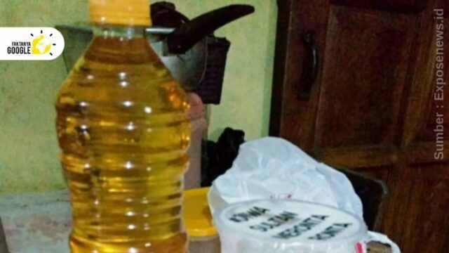 Berita terbaru : Datang ke rumah pacar, pria ini justru ngapel bawa minyak goreng yang sedang langka di pasaran, bukannya coklat atau martabak.  