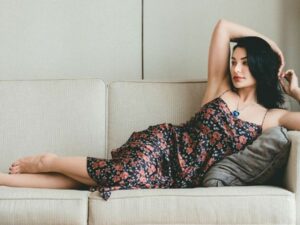 Berita artis: Nora Alexandra memposting foto baru dengan bergaya seperti Rose di film Titanic, ia pun disebut netizen kurang cocok karena masih pakai baju.