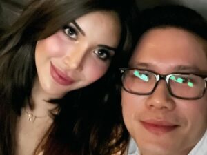 Berita artis, selebriti, dan hot gosip artis terbaru hari ini: Millen Cyrus terima angpao saat malam minggu bersama seorang koko berkacamata.