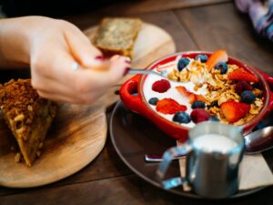 Tips terbaru: Mengonsumsi makan yang bisa meredakan suasana hati yang buruk memanglah penting, namun memilih makanan yang sehat untuk tubuh jauh lebih penting