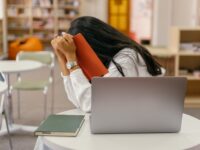 Tips terbaru: Ada beberapa cara yang bisa dilakukan untuk mengatasi rasa insecure atau rendah diri yang muncul pada diri sendiri.