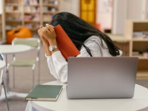 Tips terbaru: Ada beberapa cara yang bisa dilakukan untuk mengatasi rasa insecure atau rendah diri yang muncul pada diri sendiri.