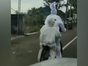 Berita terbaru : Hanya ada di Indonesia, bangun kesiangan, terpaksa pocong boncengan naik sepeda di jalan raya.