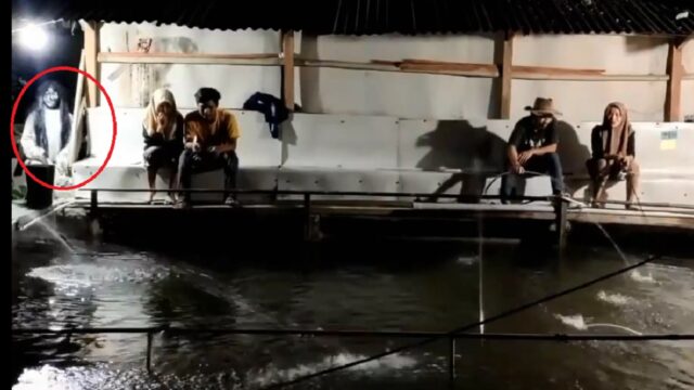 Berita Terbaru: Prank hantu, dua sejoli ini akhirnya nekat nyebur ke dalam kolam ikan karena takut melihat hantu pocong dan kuntilanak yang datang