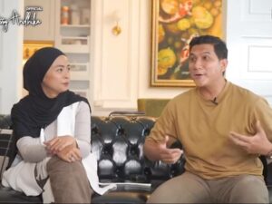 Berita artis : Cerita awal mula pendekatan, Arda jual TV tabung kesayangan demi Tantri Kotak yang baru ia dekati dengan niat serius.