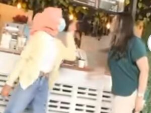 Berita terbaru: Dua orang wanita yang memiliki nama yang sama, yaitu Ayu berantam gara-gara namanya sama-sama disebut untuk mengambil minuman yang dipesan.