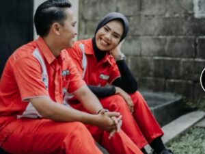 Berita terbaru: Sebuah video viral di media sosial yang memperlihatkan sepasang kekasih lakukan foto prawedding dengan outfit baju pegawai Pertamina.