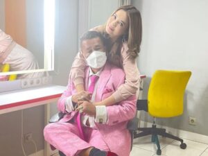 Berita artis: Asisten pribadi ke-15 Hotman Paris semakin lengket, netizen pun pertanyakan perasaan orang tua aspri ke-15 melihat anaknya yang memeluk suami orang.