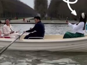 Berita artis: Anya Geraldine melakukan foto selfie di atas perahu bersama dengan Ariel dan teman-teman, netizen ingatkan kasus Tamong Nida yang tewas jatuh di sungai.