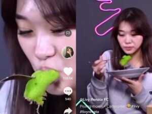 Berita artis: Livy Renata baru pertama kali mencobakan makanan pisang molen, ia pun menarih ekspresi seperti ini yang membuat warganet jadi sorotan.