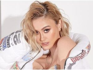 Berita artis: Agnez Mo memperkenalkan Nasi Padang ke dunia lewat akun Youtube Grammy. Hal ini membuat warganet Indonesia bangga.